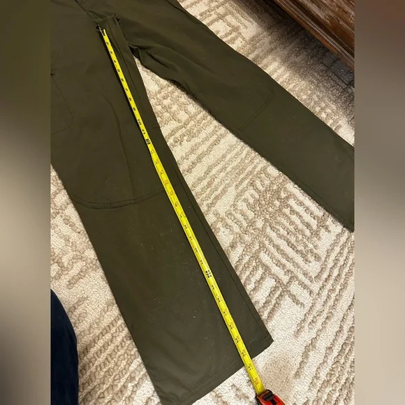 Women’s Merrill size 8, hiking pants in new condition olive color - Picture 8 of 11